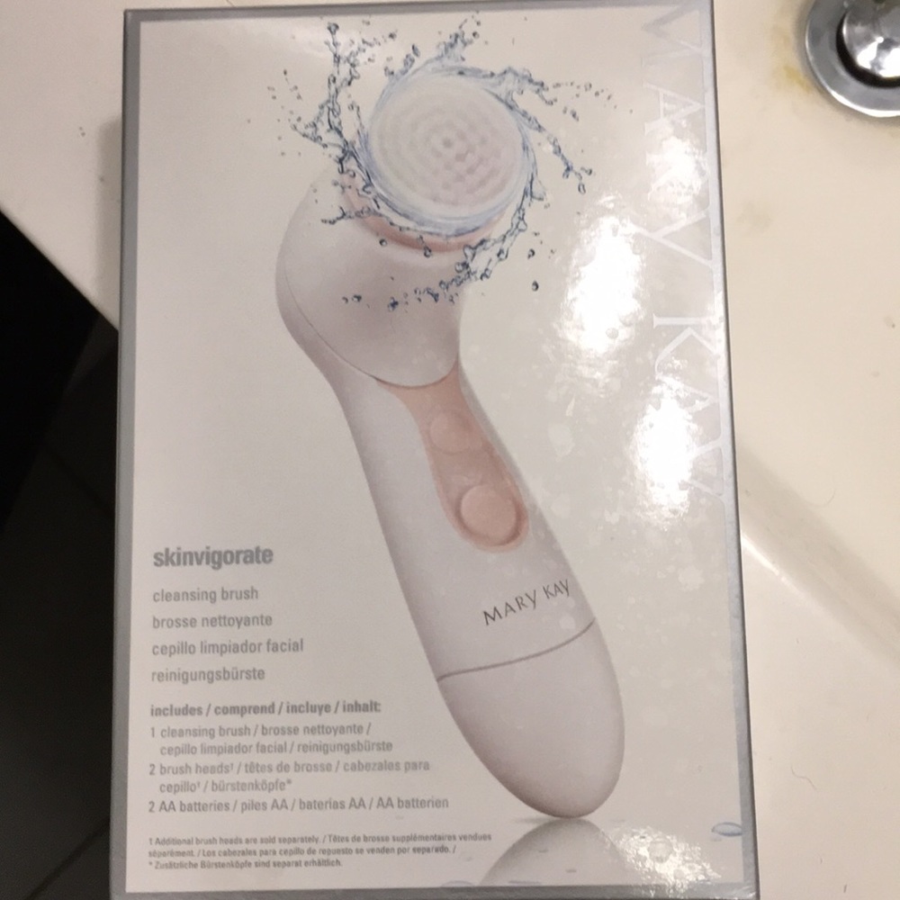 Skinvigorating cleansing brush